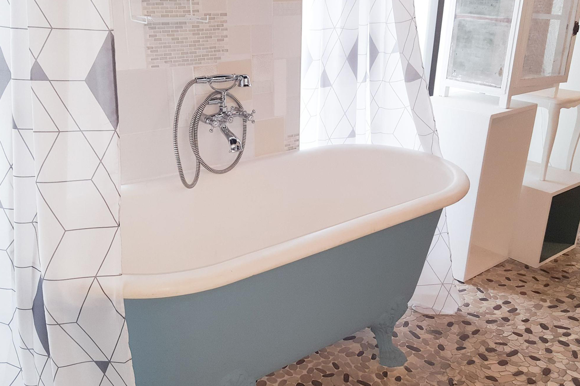 A two-toned clawfoot bathtub